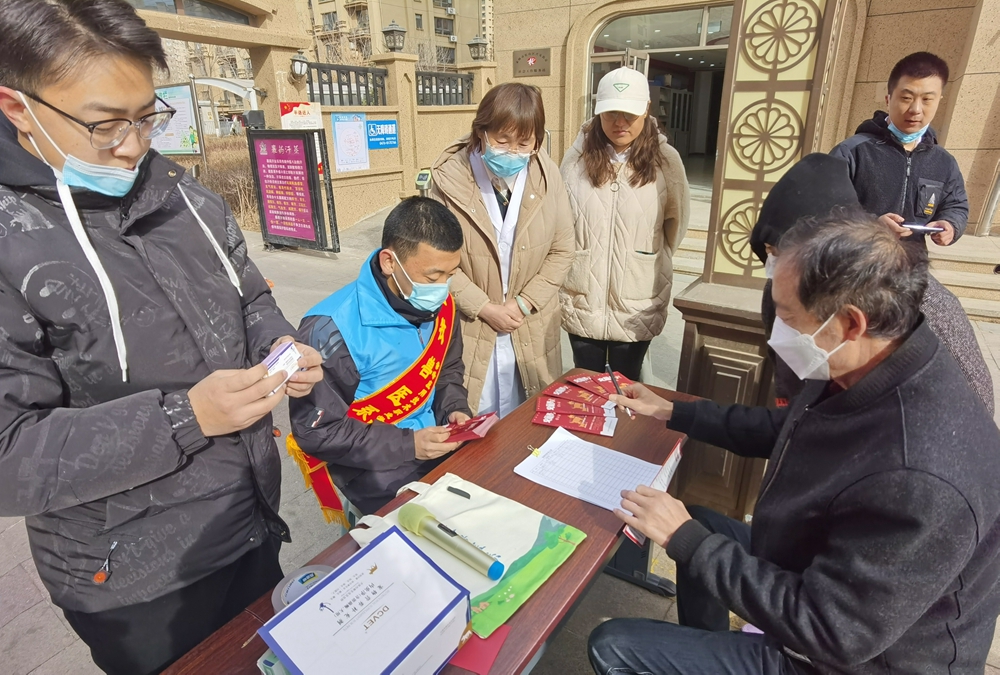 免費為社區居民解答疑問並發放驅蟲藥物4.jpg